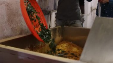Mutfakta yemek pişirme süreci. bir yemek hazırlama süreci.