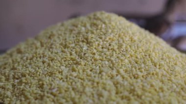 Beyaz tabakta pirinç manzarası.