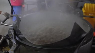 Geleneksel Türk yemeklerini yapma süreci.