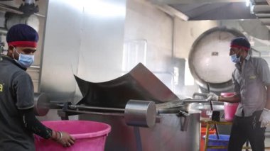 Fabrikada çalışan bir işçi.