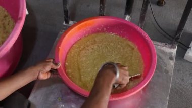 Bir adamın eline yaklaş.