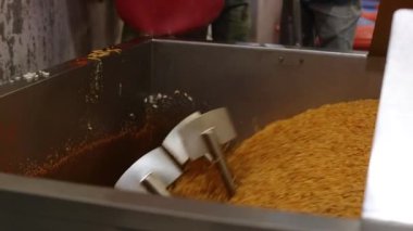 Fırında makarna üretimi, yemek yapma süreci, bir fabrikanın gıda endüstrisi.