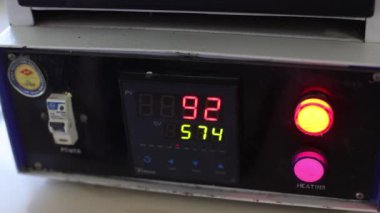 Sıcaklığı ölçmek için elektronik basınç göstergesi. Sıcaklık sıcaklıktır..