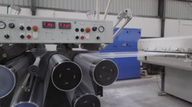 Fabrikadaki çelik boruların üretimi ve işletimi için endüstriyel ekipmanlar