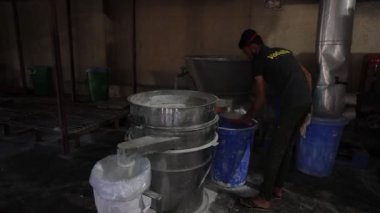 Fabrikada çalışan adam.
