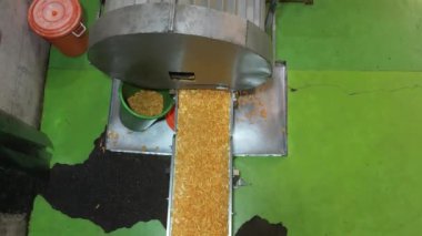 Kokteyl yapmak için metal bir makineyi kapat