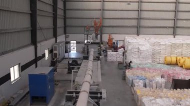 Büyük metal boruları olan bir fabrika içi ve ürün üretim ve malzemeleri için büyük bir depo.