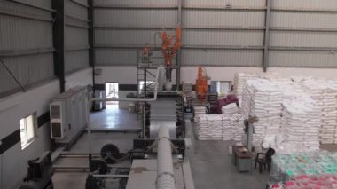 Modern bir fabrikada plastik şişe üretimi