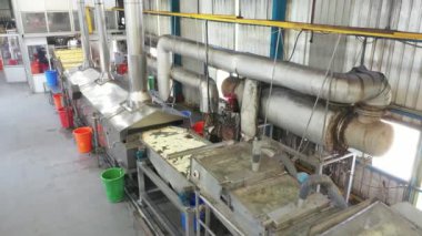 Fabrikanın üretimi. Petrol ürünleri üretimi.