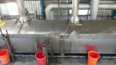 Modern fabrika, endüstriyel üretim, ekipman ve üretim hattı, petrol ve su üretimi