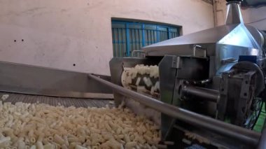 Makarna üretimi kızarana kadar kızgın yağda kızartılır..