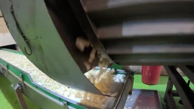 Makarna hava kurutma makineleri ya da santrifüjler kullanılarak kurutuluyor.