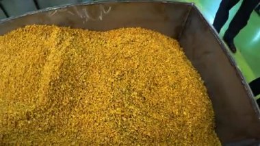 SNEVRI SNACKS yiyecek zemininde bir sonraki proses gıda dönüştürmek için makine gidiyor 