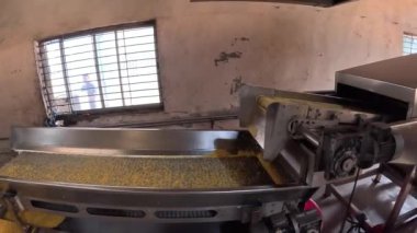 Snapri atıştırmalıkları kutuları yiyecek zeminine dönüştürmek için makineye gidiyor. 