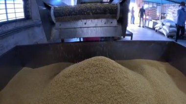 Snapri atıştırmalıkları kutuları yiyecek zeminine dönüştürmek için makineye gidiyor. 