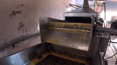 Endüstriyel makine snvri aperatifler yapıyor 