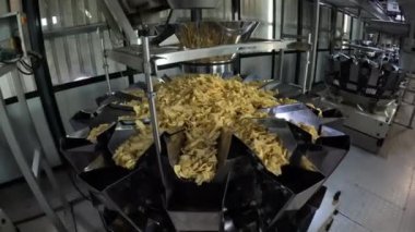 İşçiler abur cubur hazırlıyor.