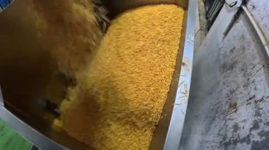 Büyük metal bir mısır kasesi olan bir fabrikanın yakınında.