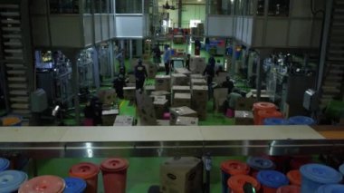 Deponun içindeki fabrika.