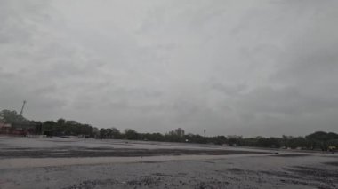 Muson mevsiminde hızlı hareket eden yağmur bulutları görüldü