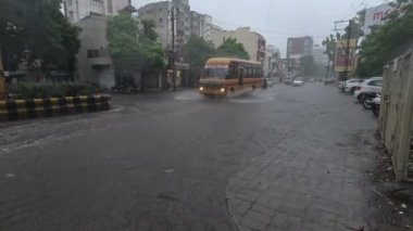 Devam eden yağmurda araçlar su dolu yoldan ayrılıyor.