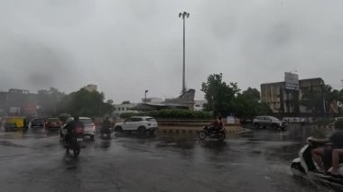 Devam eden yağmurda araçlar su dolu yoldan ayrılıyor.