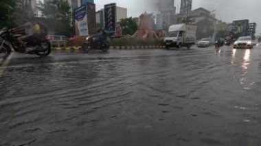 Devam eden yağmurda araçlar su dolu yoldan ayrılıyor.