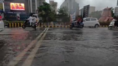 Devam eden yağmurda araçlar su dolu yoldan ayrılıyor.