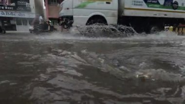 Şiddetli yağmur araçları şehirde mücadele ediyor 