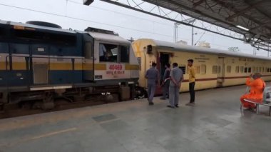 Tren yolu personeli perondaki treni kontrol ediyor. 