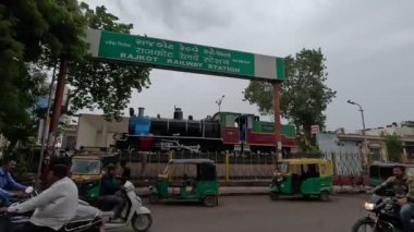 Rajkot yakınlarındaki tren istasyonunda trafik işareti var. 
