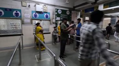 Hastanedeki insanlar sağlık hizmetlerini kontrol etmek için bekliyorlar. 