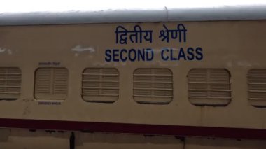 Tren, Rajkot Gujarat Hindistan tren istasyonunda yolcuları bekliyor.