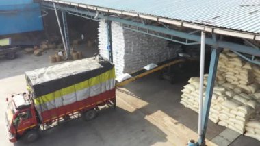 Depoda bir sürü kargo kutusu var.