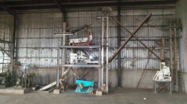 Metal boruları olan bir binanın içi.