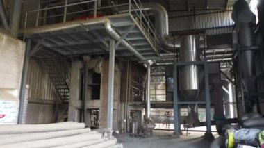 Metal boruları ve vanaları olan bir fabrika.