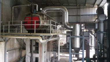 Metal boruları ve boruları olan bir fabrikanın üretimi.