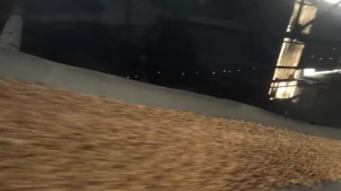 Bir odun yığını ve metal bir boruya yakın.