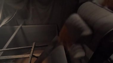 Ahşap ve metal pencereli soyut iç mekan