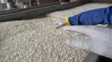Beyaz arkaplanı olan ahşap bir kutuya yaklaş