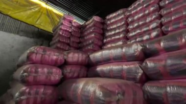 Plastik poşetlerin üretimi için bir sürü farklı plastik torba var..