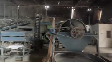 Bir fabrikada metal üretimi