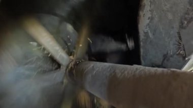 Bir atölyede çalışan bir işçinin yakın görüntüsü