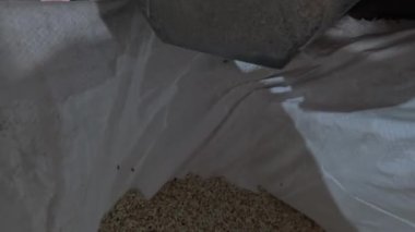Pilavı beyaz bir torbaya koy. pirinç. pirinç. pirinç.
