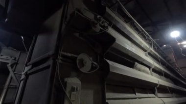 Terk edilmiş eski bir fabrikanın içinde.