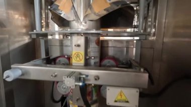 Şişirilmiş poha nakliye hattına gidiyor. 