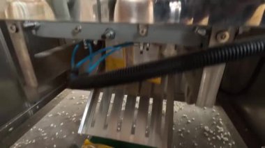 Poha, fabrikadaki ambalaj sezonunda otomatik makine tarafından paketlenir. 