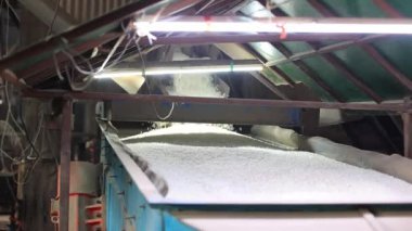 İşlem ve işleme süreci. İşlem için bir işlem makinesi üretimi. Üretim süreci. Endüstriyel işlemde modern ekipman. a