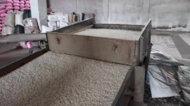 Tahta bir kutuda bir sürü pirinç.