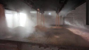 Ahşap bir ev üretiminde hamur yapma süreci. Genç bir adam fırında bir parça ekmek yapıyor.